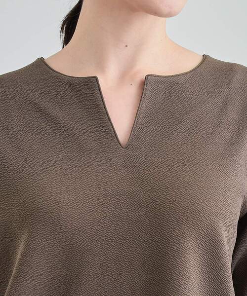 SHOO・LA・RUE（シューラルー）の「【洗える/S-LL】洗濯後しわになりにくい 首元すっきりキーネックトップス（Tシャツ/カットソー・レディース・ライトグレー/ブラウン系/ブラック・04/03/02/01）」の20枚目の写真