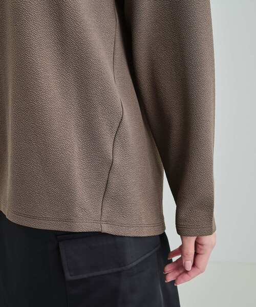 SHOO・LA・RUE（シューラルー）の「【洗える/S-LL】洗濯後しわになりにくい 首元すっきりキーネックトップス（Tシャツ/カットソー・レディース・ライトグレー/ブラウン系/ブラック・04/03/02/01）」の4枚目の写真