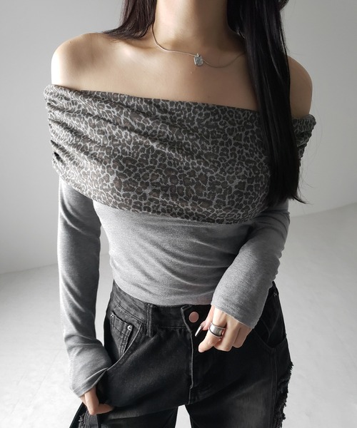 me+em select（ミームセレクト）の「【 ２color 】レオパードワイドオフショルカットソートップス ／ leopard wide off-shoulder cutsew tops（Tシャツ/カットソー・レディース・ブラウン/グレー・FREE）」の2枚目の写真