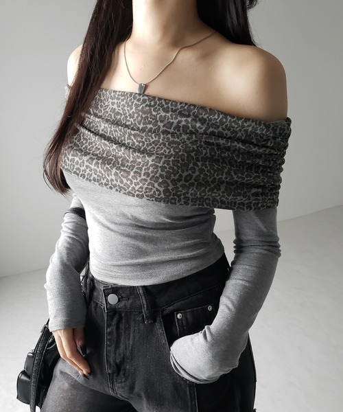 me+em select（ミームセレクト）の「【 ２color 】レオパードワイドオフショルカットソートップス ／ leopard wide off-shoulder cutsew tops（Tシャツ/カットソー・レディース・ブラウン/グレー・FREE）」の4枚目の写真