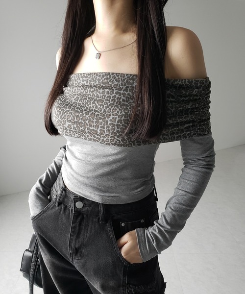 me+em select（ミームセレクト）の「【 ２color 】レオパードワイドオフショルカットソートップス ／ leopard wide off-shoulder cutsew tops（Tシャツ/カットソー・レディース・ブラウン/グレー・FREE）」の6枚目の写真