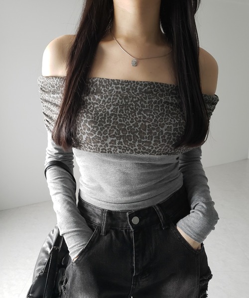 me+em select（ミームセレクト）の「【 ２color 】レオパードワイドオフショルカットソートップス ／ leopard wide off-shoulder cutsew tops（Tシャツ/カットソー・レディース・ブラウン/グレー・FREE）」の5枚目の写真