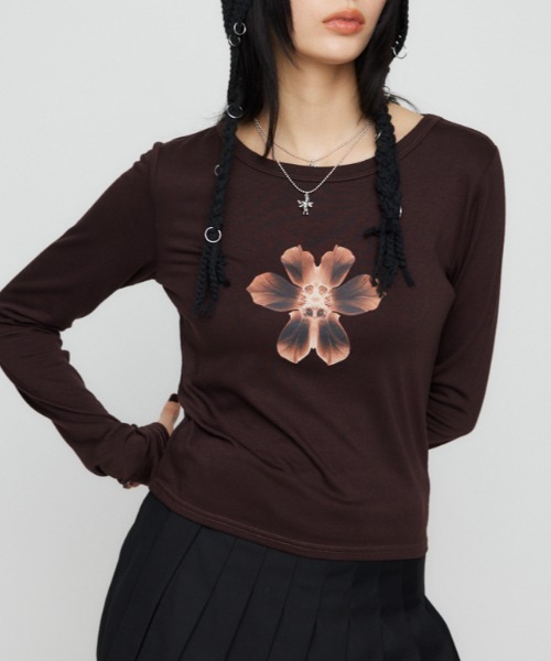 LAGUA GEM(ラグアジェム)の「FLOWER PRINT ロングTシャツ(Tシャツ/カットソー・レディース・ブラウン/ブラック/チャコールグレー・FREE)」の3枚目の写真