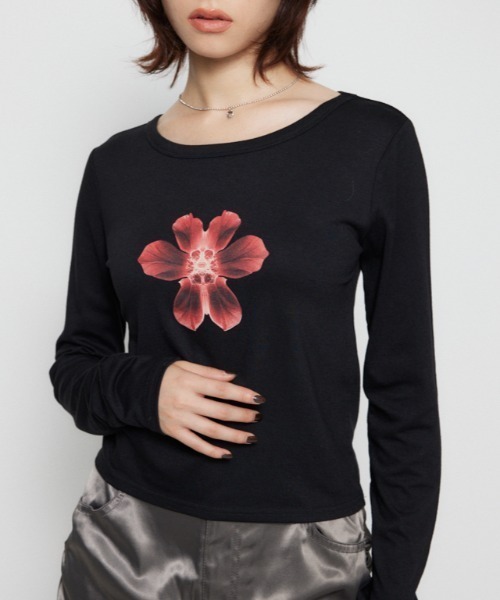 LAGUA GEM(ラグアジェム)の「FLOWER PRINT ロングTシャツ(Tシャツ/カットソー・レディース・ブラウン/ブラック/チャコールグレー・FREE)」の2枚目の写真