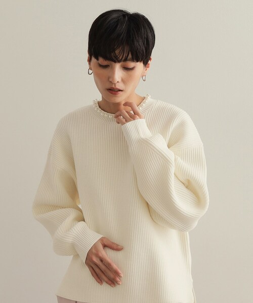 OPAQUE.CLIP(オペークドットクリップ)の「パール調ボタン付ニット【洗濯機洗い可/抗ピル】(ニット/セーター・レディース・ホワイト/ブラック/イエロー系その他/サックスブルー・38/40/42)」の1枚目の写真