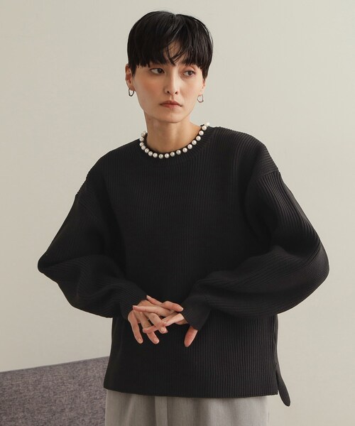 OPAQUE.CLIP(オペークドットクリップ)の「パール調ボタン付ニット【洗濯機洗い可/抗ピル】(ニット/セーター・レディース・ホワイト/ブラック/イエロー系その他/サックスブルー・38/40/42)」の2枚目の写真