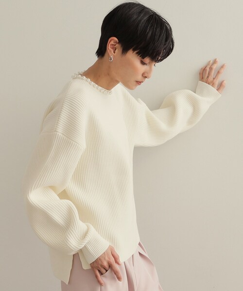 OPAQUE.CLIP(オペークドットクリップ)の「パール調ボタン付ニット【洗濯機洗い可/抗ピル】(ニット/セーター・レディース・ホワイト/ブラック/イエロー系その他/サックスブルー・38/40/42)」の5枚目の写真