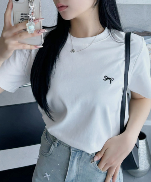 Ada.(エイダ)の「リボン ワンポイント 刺繍 半袖 Tシャツ(Tシャツ/カットソー・レディース・ホワイト/ピンク/チャコール・FREE)」の1枚目の写真