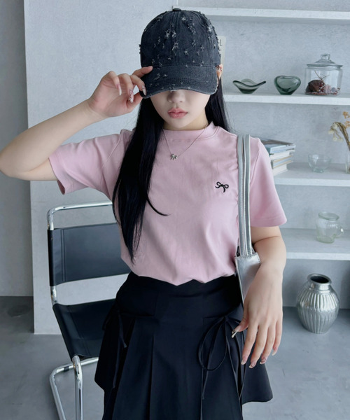 Ada.(エイダ)の「リボン ワンポイント 刺繍 半袖 Tシャツ(Tシャツ/カットソー・レディース・ホワイト/ピンク/チャコール・FREE)」の4枚目の写真