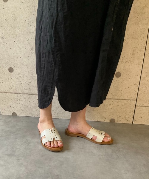 フェラガモ サンダル スタッズ 黒 top.jpg