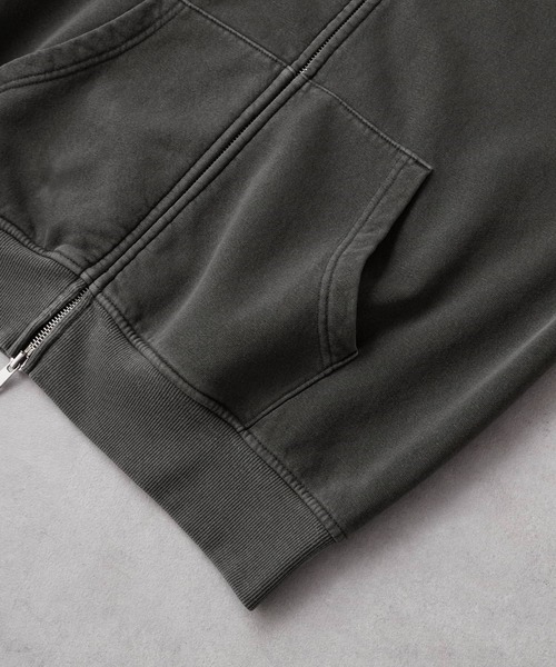 EMMA CLOTHES(エマクローズ)の「ヴィンテージメイク ラバープレート ショートダブルジップパーカー(パーカー・メンズ・グレー/ブラック/グレイッシュベージュ/レッド系/ネイビー・M/L)」の15枚目の写真