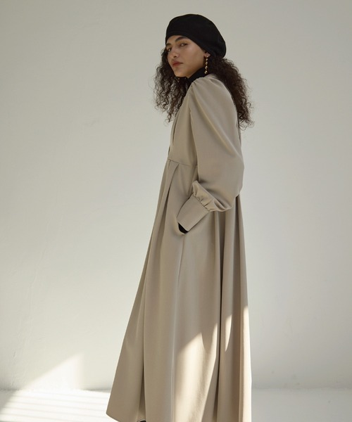 MIELI INVARIANT(ミエリインヴァリアント)の「Tailored Collar Tuck Dress(ワンピース・レディース・ブラック/ベージュ系その他・FREE)」の4枚目の写真