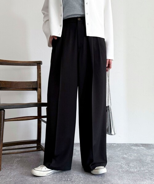 fredy emue（フレディエミュ）の「ドライタッチ2タックパンツ（その他パンツ・レディース・ブラック/ベージュ/グレー・38/36）」の2枚目の写真