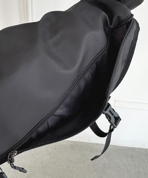 値頃 希少 黒 A4収納可 メッセンジャーバッグ アナグラム LOEWE
