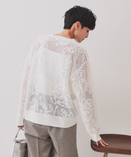 OPAQUE.CLIP（オペークドットクリップ）の「フワラー柄シアーメッシュニット【洗濯機洗い可】（ニット/セーター・レディース・オフホワイト/ライトオレンジ系/ネイビー・38/40/42）」の4枚目の写真