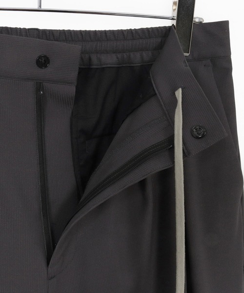 ADAM PATEK（アダムパテック）の「【ADAMPATEK/アダムパテック】ripple tuck relax pants/リップル タック入りリラックスパンツ（その他パンツ・メンズ・チャコールグレー/ブラック・2/1）」の9枚目の写真