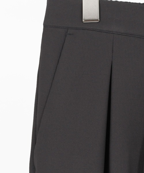 ADAM PATEK（アダムパテック）の「【ADAMPATEK/アダムパテック】ripple tuck relax pants/リップル タック入りリラックスパンツ（その他パンツ・メンズ・チャコールグレー/ブラック・2/1）」の10枚目の写真