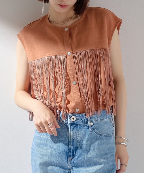 MAISON BREEZE reveur(メゾンブリーズレヴール)の「【MAISON BREEZE reveur】フリンジノースリーブシャツ ブラウス trc(シャツ/ブラウス・レディース・ブラック/オフホワイト/モカ・FREE)」の1枚目の写真