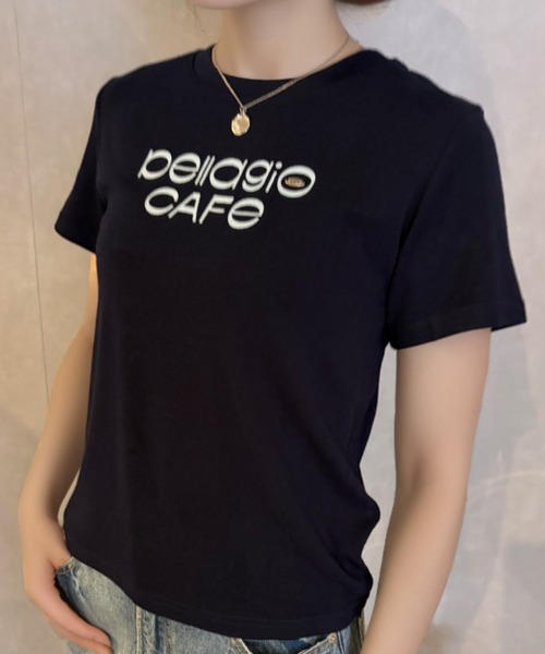 Girly Doll(ガーリードール)の「プレート付きロゴプリントTシャツ(Tシャツ/カットソー・レディース・ベージュ/ブラック/ネイビー/ボルドー/カーキ・F)」の2枚目の写真