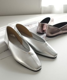 AmiAmi（アミアミ）の「スクエアトゥVカットゴールドアクセントバブーシュパンプス（パンプス・レディース）」