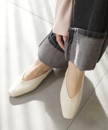 スクエアトゥVカットゴールドアクセントバブーシュパンプス