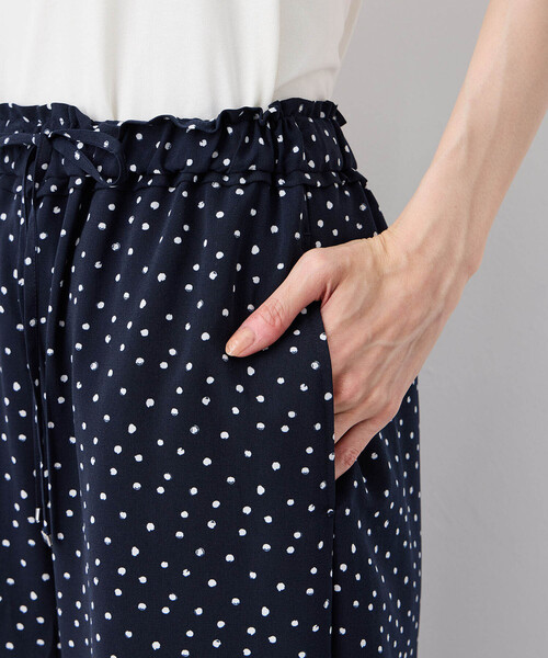 Petit Honfleur（プチオンフルール）の「【接触冷感】ストレッチドットプリントパンツ（スラックス・レディース・ネイビー・M/L）」の17枚目の写真