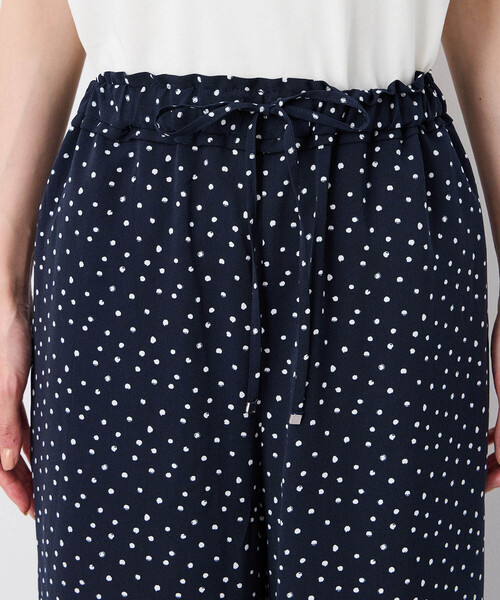 Petit Honfleur（プチオンフルール）の「【接触冷感】ストレッチドットプリントパンツ（スラックス・レディース・ネイビー・M/L）」の15枚目の写真