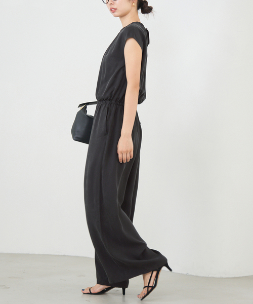 IENA(イエナ)の「《追加3》キュプラギャザーネックオールインワン(つなぎ/オールインワン・レディース・ブラウン/ブラック系その他/ネイビー・36/38)」の13枚目の写真