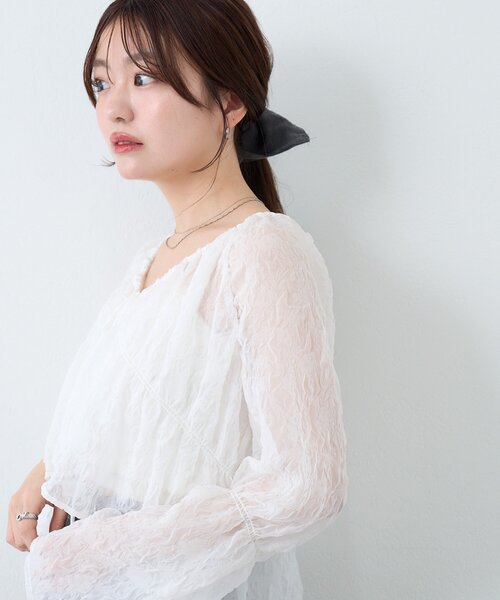 Kastane（カスタネ）の「【新色追加/6色展開/S.Lサイズ展開/無地&チェック】シャーリングシアーブラウス（シャツ/ブラウス・レディース・ネイビー/ホワイト/ブルー/アイボリー/ブラック/ダークブラウン・SMALL/LARGE）」の7枚目の写真