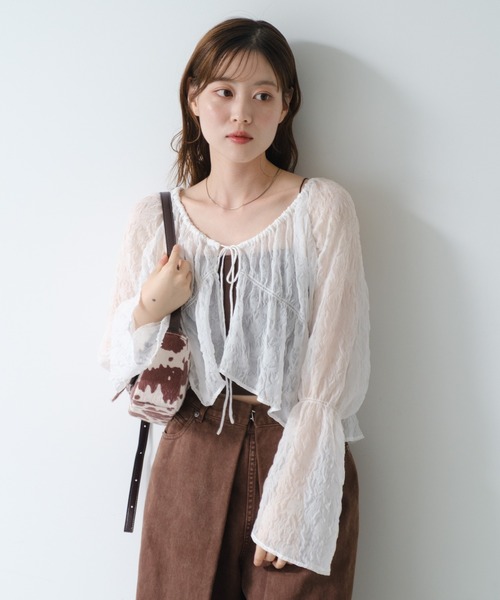 Kastane（カスタネ）の「【新色追加/6色展開/S.Lサイズ展開/無地&チェック】シャーリングシアーブラウス（シャツ/ブラウス・レディース・ネイビー/ホワイト/ブルー/アイボリー/ブラック/ダークブラウン・SMALL/LARGE）」の2枚目の写真