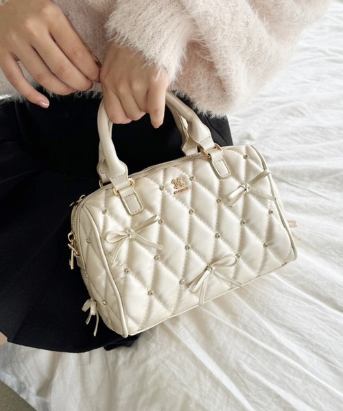 one after another NICE CLAUP（ワンアフターアナザーナイスクラップ）の「【WEB限定】リボンビジュー付きキルティングボストンバッグ（ショルダーバッグ・レディース・アイボリー/ブラック/サックスブルー/ピンクベージュ・FREE）」の9枚目の写真