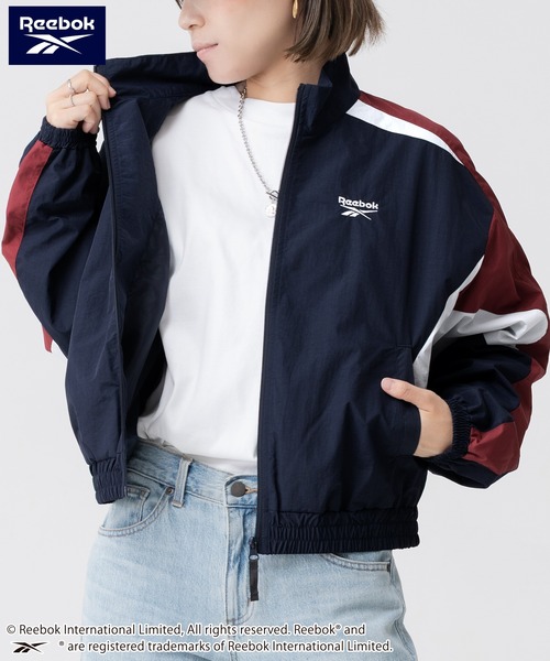 Reebok(リーボック)の「【別注】Reebok/リーボック ブランド ロゴ ワンポイント 配色切替 フルジップ クロップド ナイロン トラックジャケット(ナイロンジャケット・レディース・ネイビー/ブラック・M/L)」の4枚目の写真