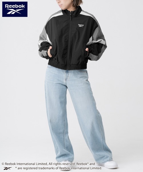Reebok(リーボック)の「【別注】Reebok/リーボック ブランド ロゴ ワンポイント 配色切替 フルジップ クロップド ナイロン トラックジャケット(ナイロンジャケット・レディース・ネイビー/ブラック・M/L)」の3枚目の写真