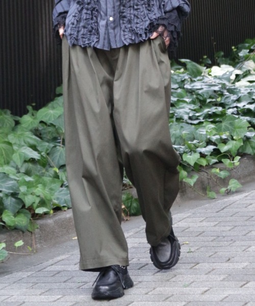 H.A.K（ハク）の「コットンナイロンストレッチ　バレルパンツ（その他パンツ・レディース・カーキ/ブラック・1/2）」の2枚目の写真