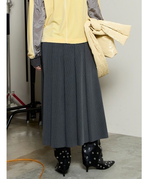 MAISON SPECIAL（メゾンスペシャル）の「Asymmetry Tucked Midi Skirt / アシンメトリータックミモレスカート（スカート・レディース・ブラック/グレー・38/36）」の6枚目の写真