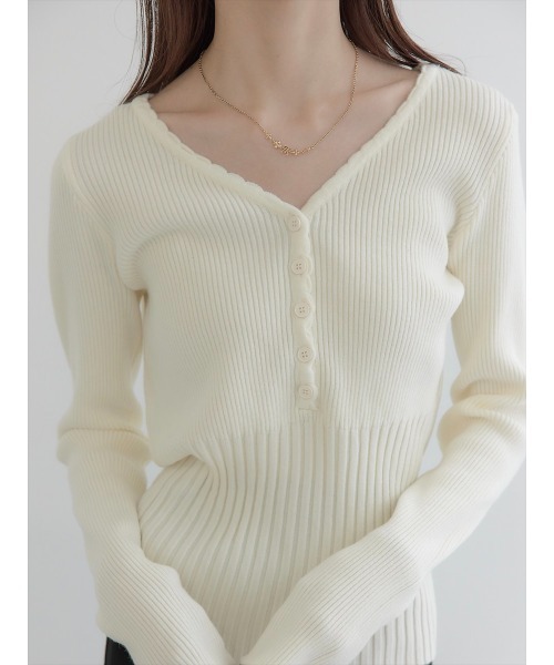 amel(エイメル)の「【RE ARRIVAL】スカラップVネックデザインニット/アイボリー(Tシャツ/カットソー・レディース・アイボリー・FREE)」の1枚目の写真