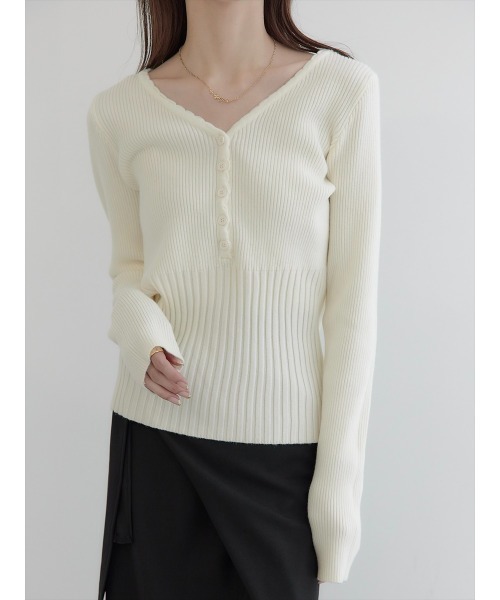 amel(エイメル)の「【RE ARRIVAL】スカラップVネックデザインニット/アイボリー(Tシャツ/カットソー・レディース・アイボリー・FREE)」の2枚目の写真