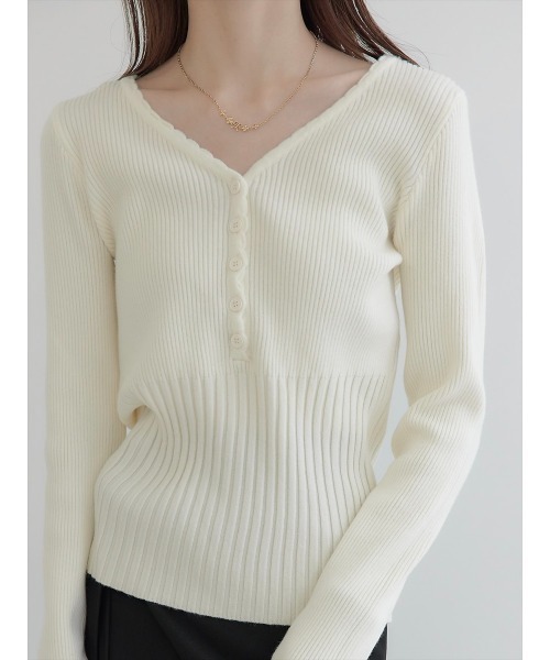 amel(エイメル)の「【RE ARRIVAL】スカラップVネックデザインニット/アイボリー(Tシャツ/カットソー・レディース・アイボリー・FREE)」の3枚目の写真