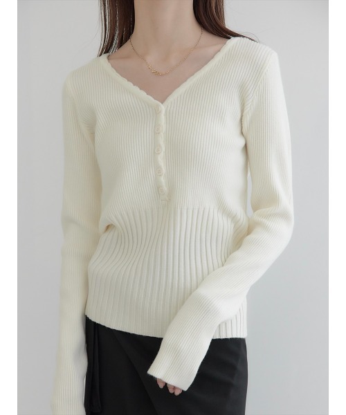 amel(エイメル)の「【RE ARRIVAL】スカラップVネックデザインニット/アイボリー(Tシャツ/カットソー・レディース・アイボリー・FREE)」の7枚目の写真