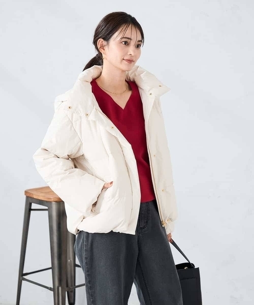 a.v.v(アーヴェヴェ)の「【2WAY】スタンドネックショートダウンジャケット(その他アウター・レディース・チャコールグレー/アイボリー/ブラック・34/36/42/38/40)」の2枚目の写真