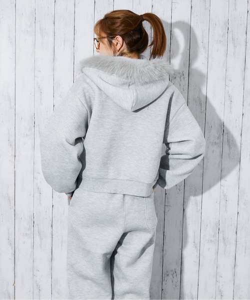 セール】《ファーフード×ロゴ刺繍》レディース 裏起毛ジップパーカー