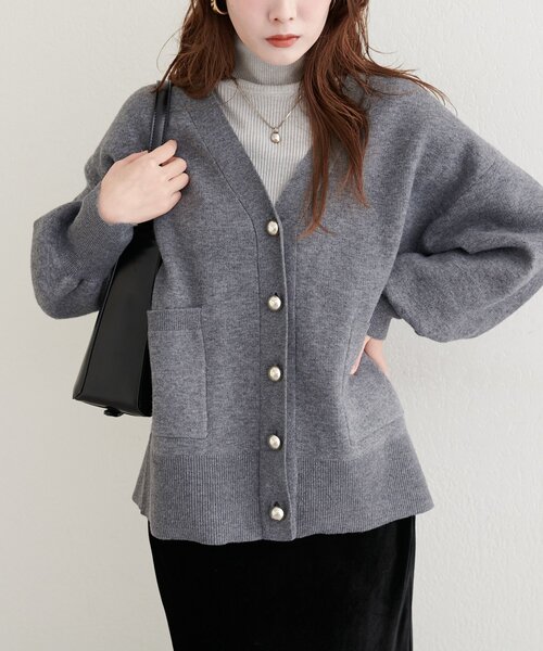 natural couture(ナチュラルクチュール)の「【WEB限定】ぷっくり金ボタンミドルカーデ(カーディガン/ボレロ・レディース・アイボリー/チャコールグレー/ブルー/ピンク/ブラウン・FREE)」の3枚目の写真