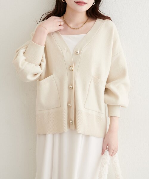 natural couture(ナチュラルクチュール)の「【WEB限定】ぷっくり金ボタンミドルカーデ(カーディガン/ボレロ・レディース・アイボリー/チャコールグレー/ブルー/ピンク/ブラウン・FREE)」の2枚目の写真