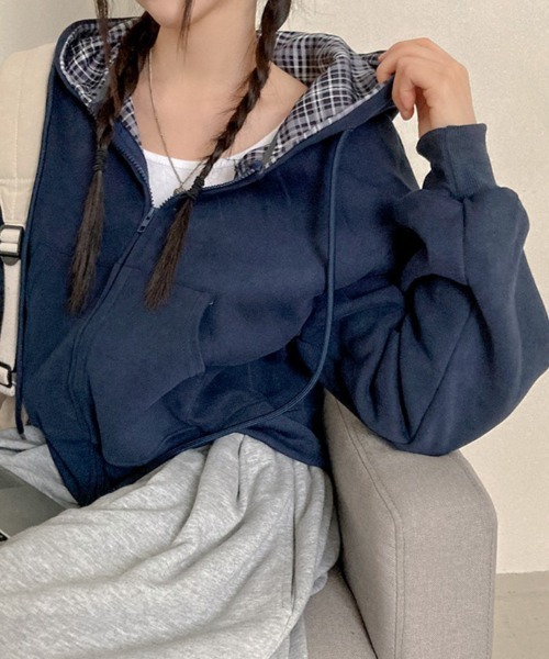 emi+（エミプラス）の「チェックドッキングショート丈スウェットパーカー（パーカー・レディース・ベージュ/ネイビー/グレー・FREE）」の3枚目の写真