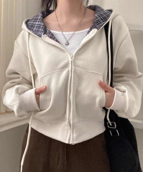 emi+（エミプラス）の「チェックドッキングショート丈スウェットパーカー（パーカー・レディース・ベージュ/ネイビー/グレー・FREE）」の4枚目の写真