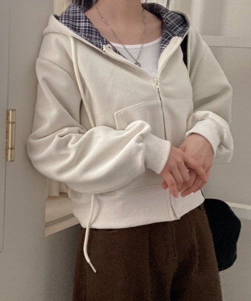 emi+（エミプラス）の「チェックドッキングショート丈スウェットパーカー（パーカー・レディース・ベージュ/ネイビー/グレー・FREE）」の5枚目の写真