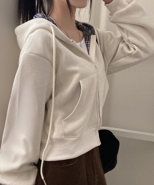 emi+（エミプラス）の「チェックドッキングショート丈スウェットパーカー（パーカー・レディース・ベージュ/ネイビー/グレー・FREE）」の6枚目の写真