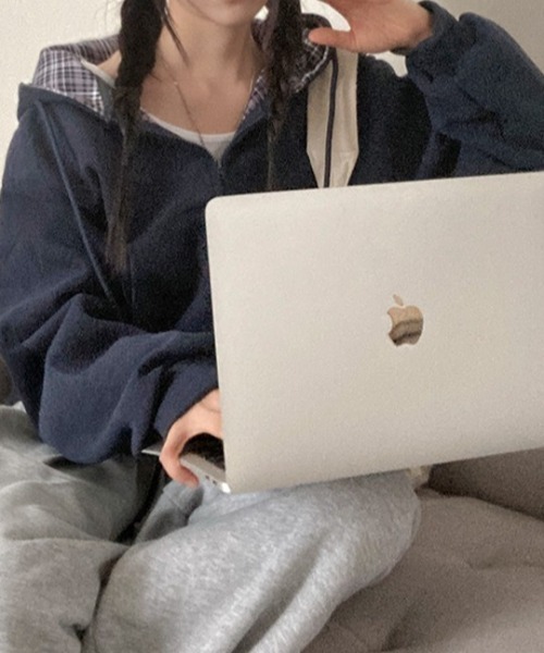 emi+（エミプラス）の「チェックドッキングショート丈スウェットパーカー（パーカー・レディース・ベージュ/ネイビー/グレー・FREE）」の8枚目の写真