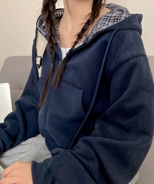 emi+（エミプラス）の「チェックドッキングショート丈スウェットパーカー（パーカー・レディース・ベージュ/ネイビー/グレー・FREE）」の9枚目の写真