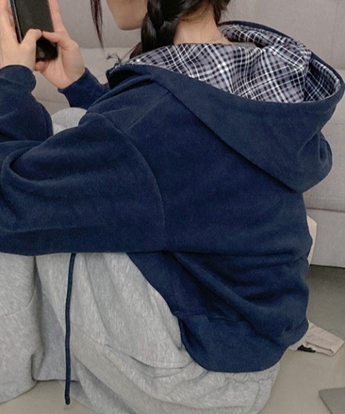 emi+（エミプラス）の「チェックドッキングショート丈スウェットパーカー（パーカー・レディース・ベージュ/ネイビー/グレー・FREE）」の10枚目の写真